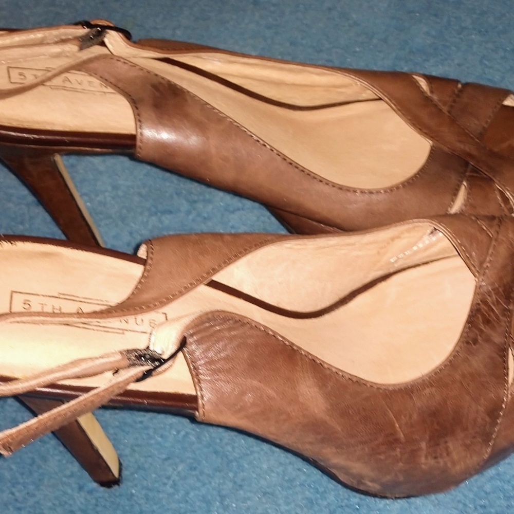 Brown 5th Avenue Brand open toed shoes